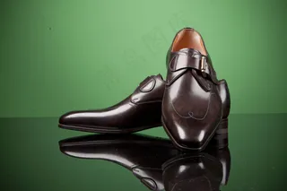 一双棕色男皮鞋