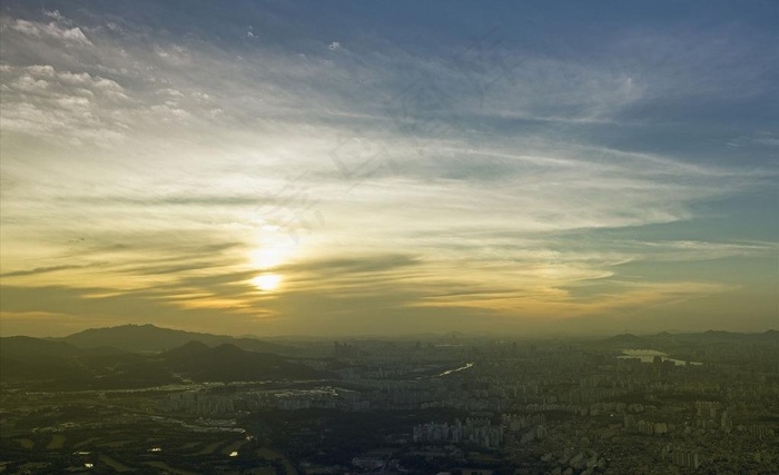 天空 阳光 城市背景图片