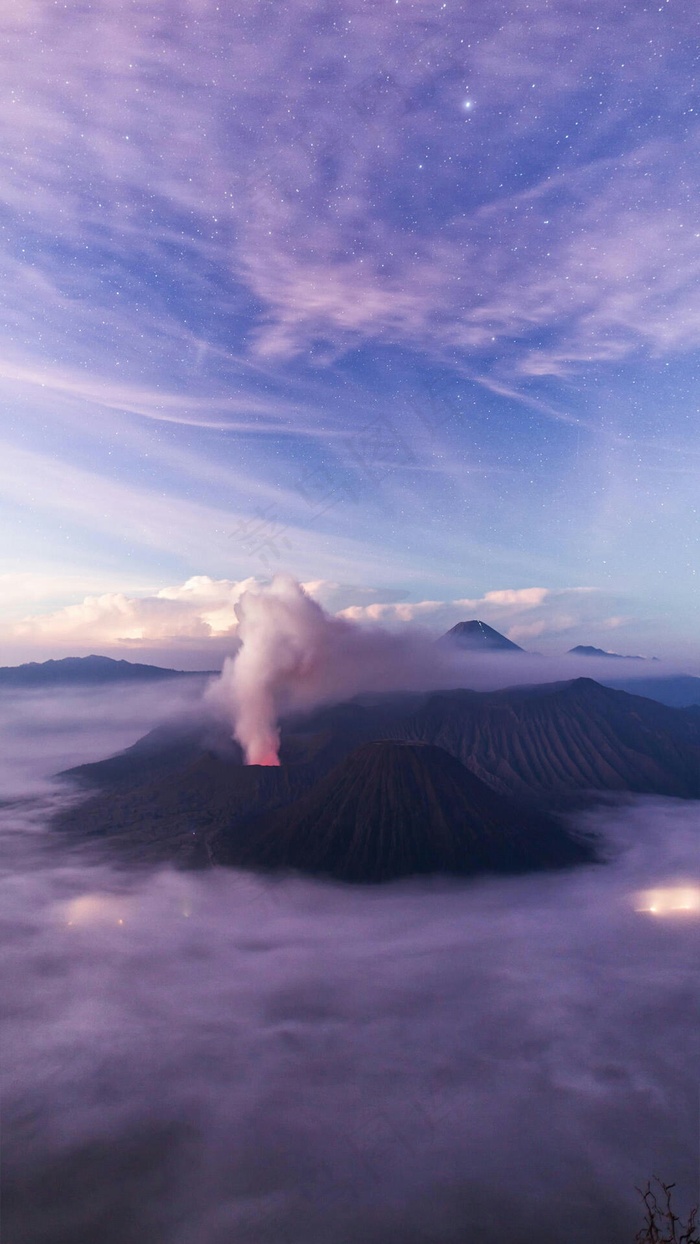 蓝天白云下的火山高清摄影图片