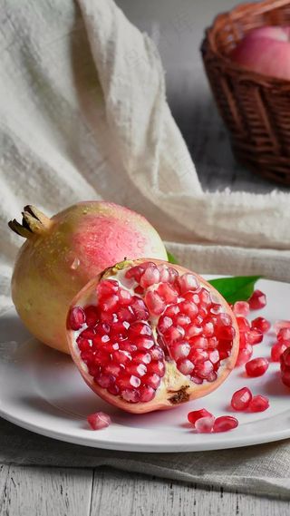 剥开的石榴高清摄影图片