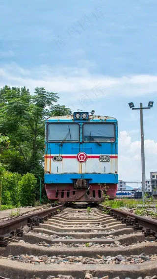 轨道上的火车高清摄影图片