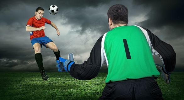 草地上踢球的运动员图片