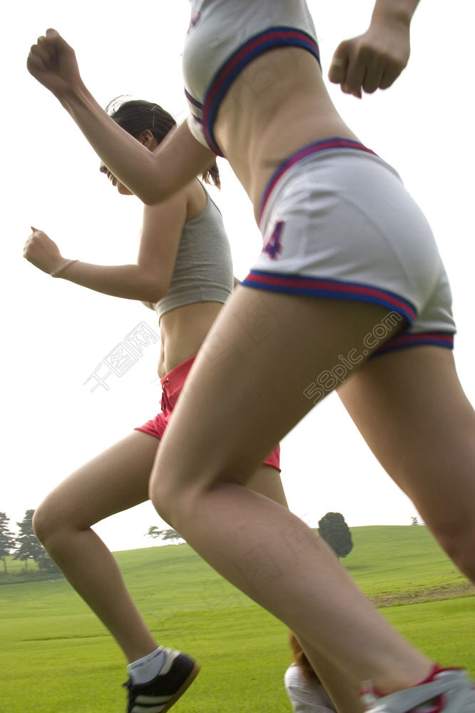 草地上跑步的女人图片