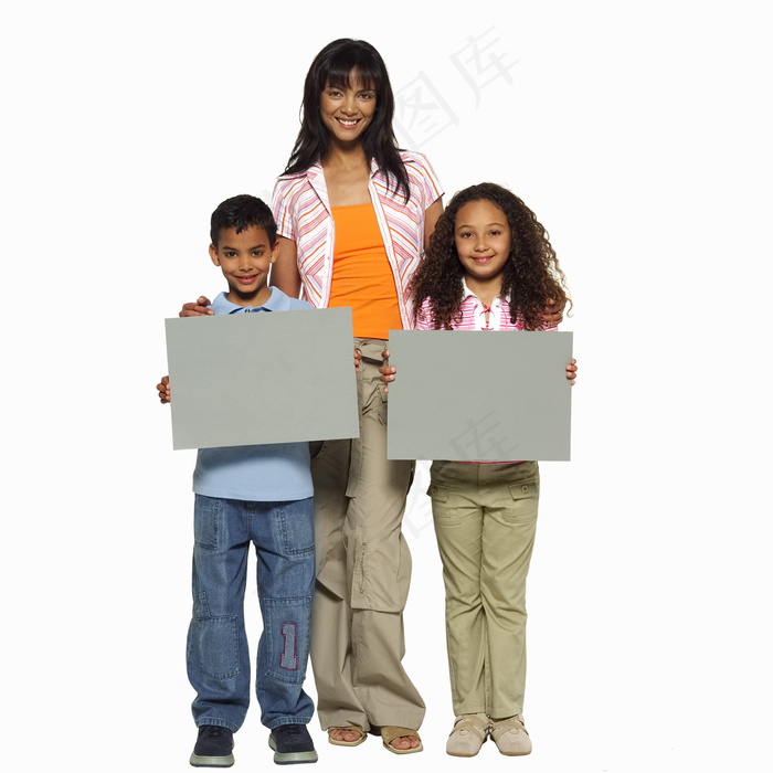 拿着空白广告牌的妈妈和孩子们图片