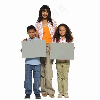 拿着空白广告牌的妈妈和孩子们图片