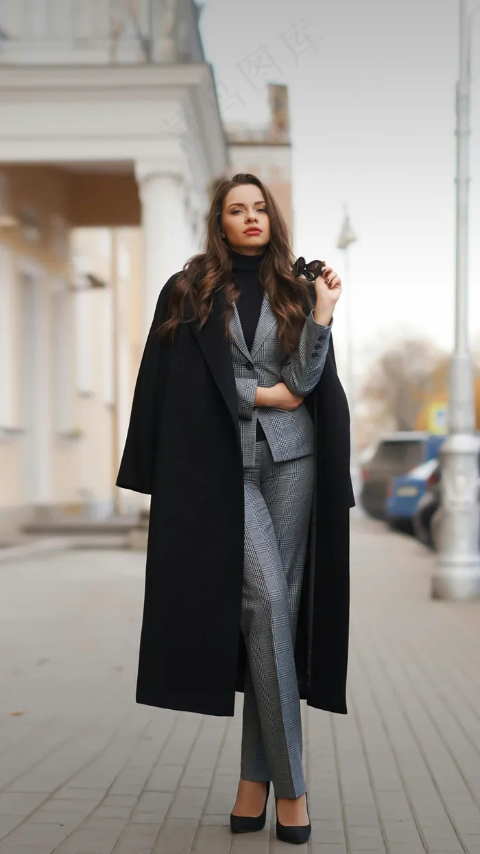 穿着职业装披着长袍的外国美女高清摄影图片