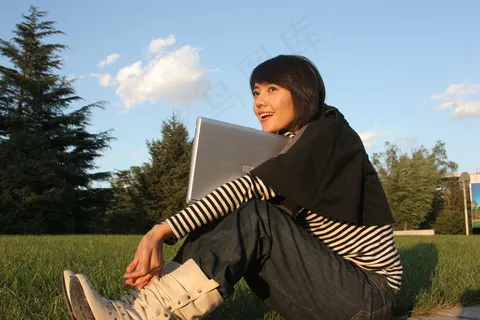 草地上的高圆圆图片