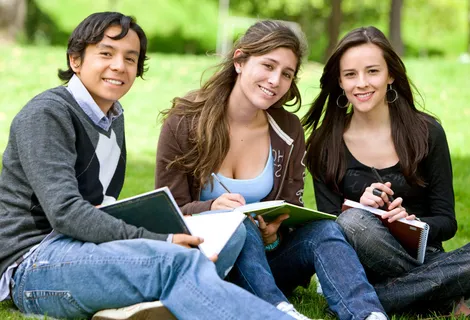草地上的外国学生图片 草地上的外国学生图片