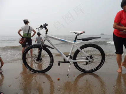 宝马山地车在海滩图片