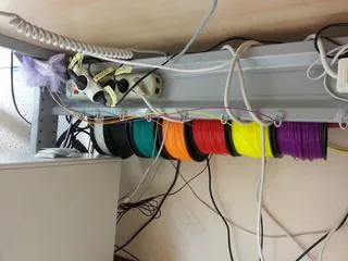 多个灯丝的阀芯座和分配器在桌子下一...