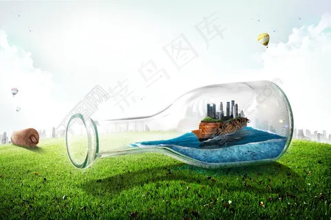 草地上的玻璃瓶 草地上的玻璃瓶