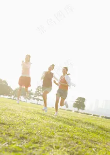 草坪上奔跑的女孩图片图片