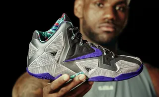 男子篮球鞋广告图片