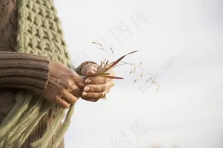 手拿草的妇女图片