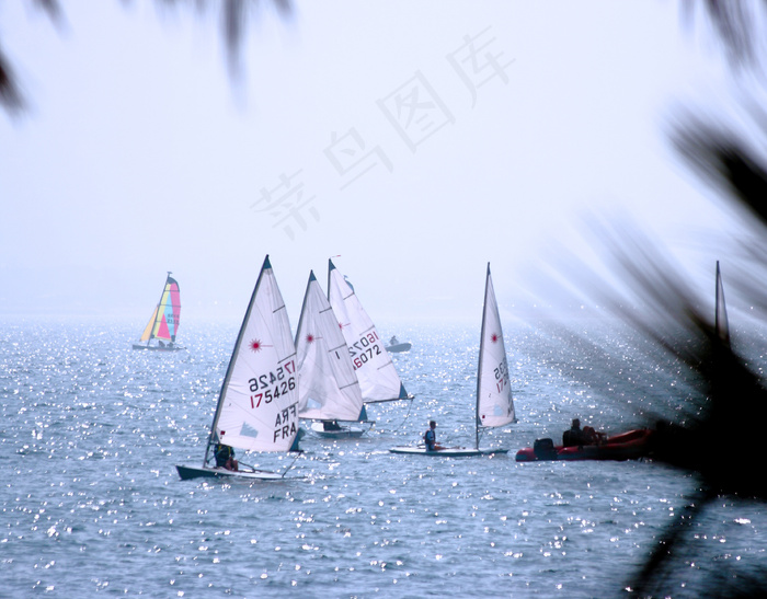运动休闲游艇在海上
