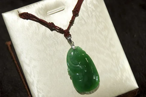 翡翠挂坠图片