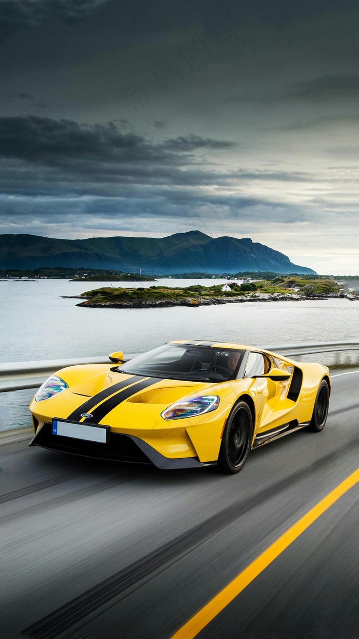 疾驰的黄色跑车高清摄影图片