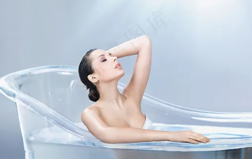 洗澡的美女图片 洗澡的美女图片