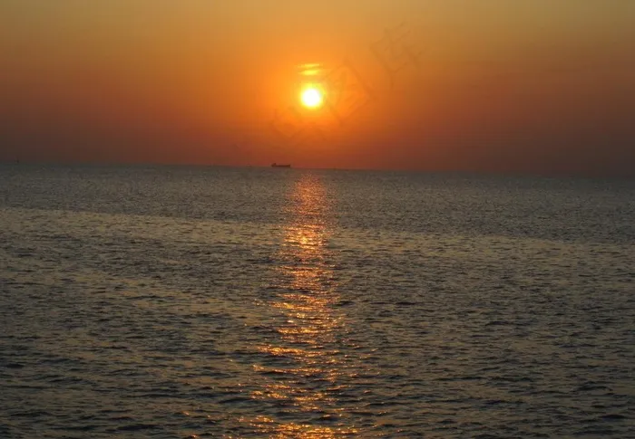 夕阳下的海面图片