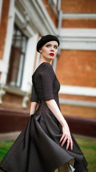 戴着黑色帽子的外国美女高清摄影图片