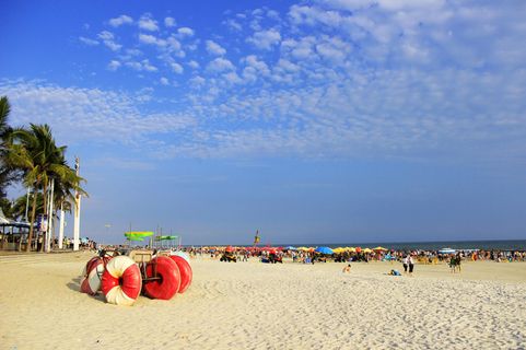 斜阳下的银滩图片