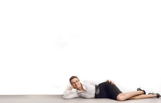 空白广告牌前的女性白领图片