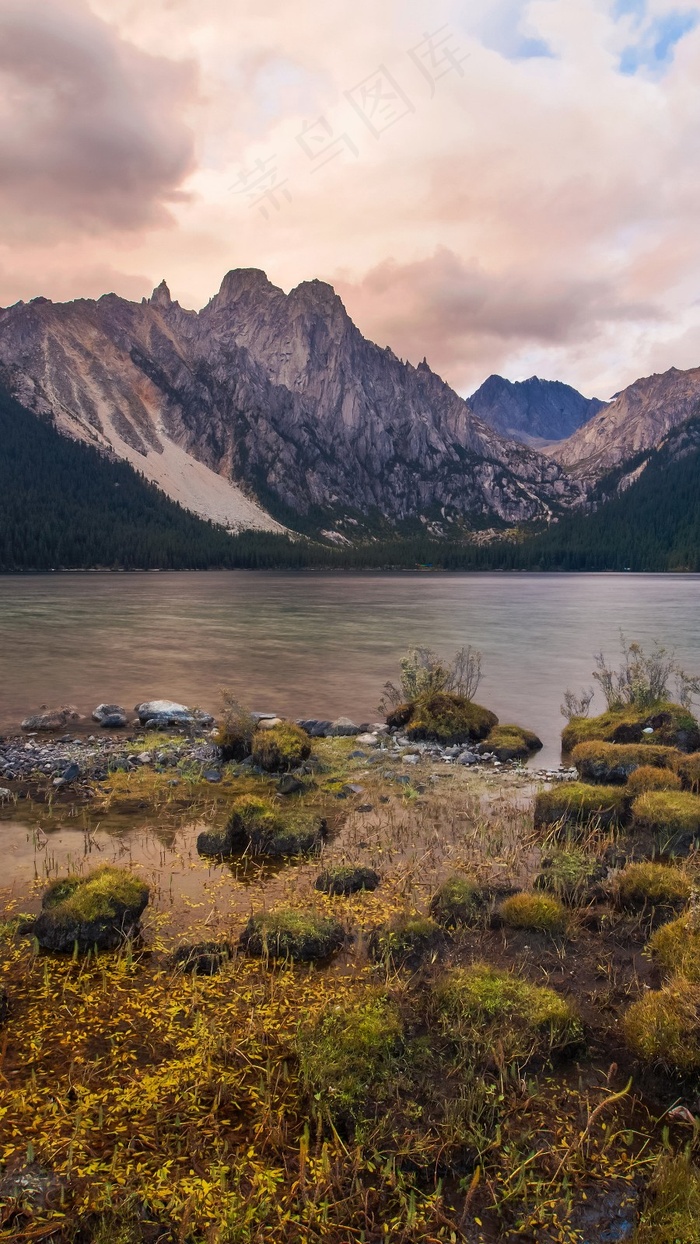 山脚下的湖面风景高清摄影图片