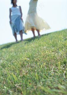 站在草地上的女人图片