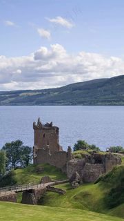 湖边废弃的房屋高清摄影图片