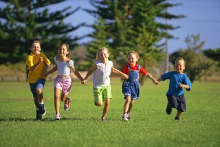 草地上玩耍的儿童图片