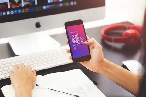 手持苹果手机样机
