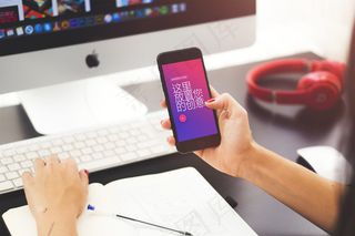 手持苹果手机样机