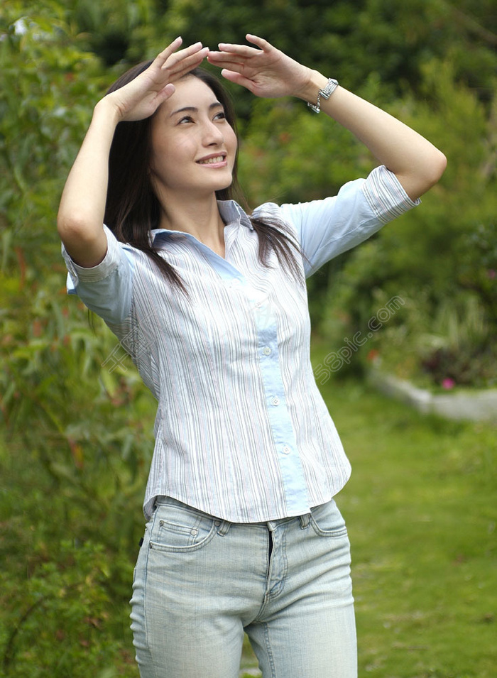 站在草地上眺望的美女图片