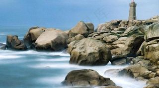 凌乱岩石海滩图片