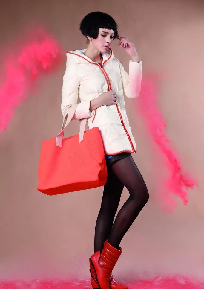 白色羽绒服图片