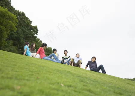 草地上的男生女生图片