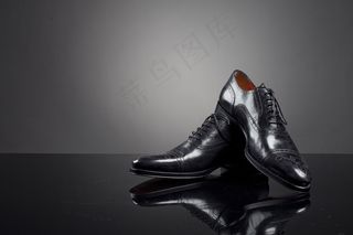 一双黑色高档男鞋