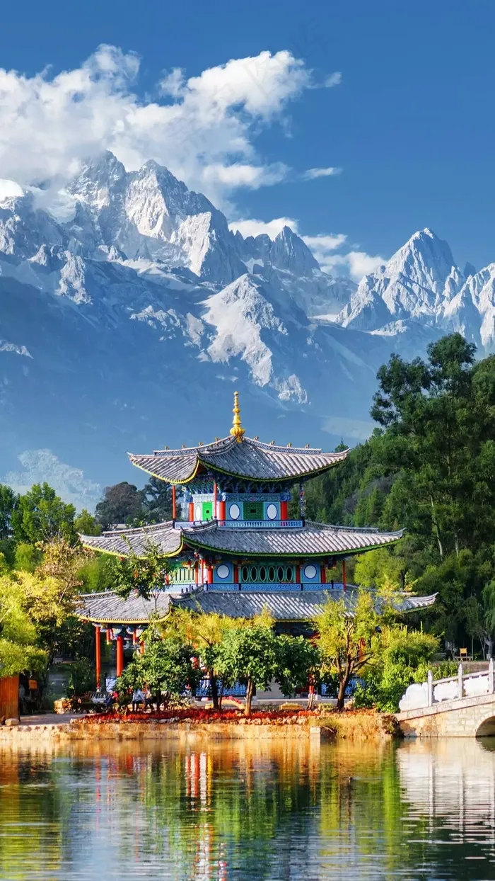 雪山下的塔楼河流桥高清摄影图片