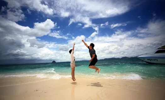 海边沙滩的情侣图片