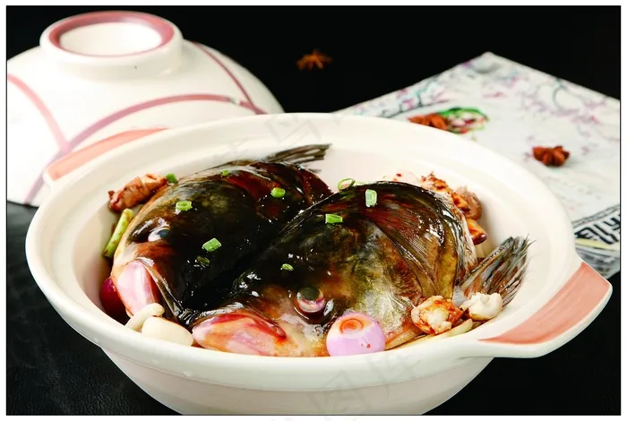 生锔砂锅鱼头图片