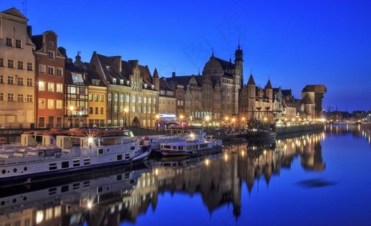 波兰城市海上夜景摄影图片