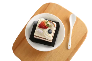 案板上的瓷盘里的蛋糕,免抠元素