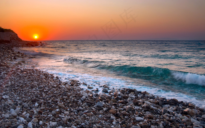 夕阳 海浪 海滩 鹅卵石图片