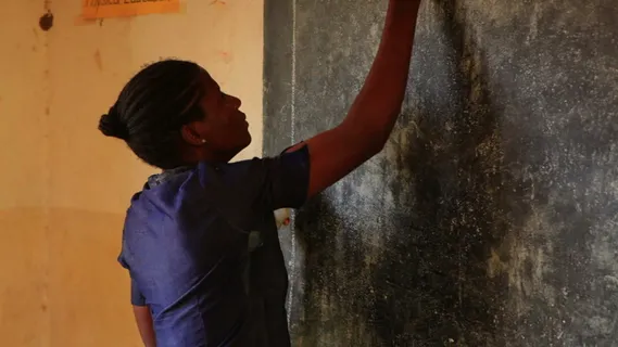 在肯尼亚的教师和黑板的特写，非洲股...