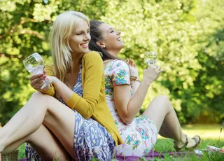 户外野餐烧烤游玩家庭朋友聚餐图片