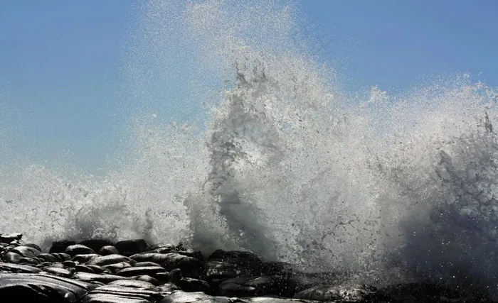 海浪拍岸图片