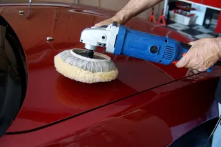 正在修车的修理工