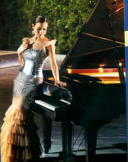 钢琴美女图片