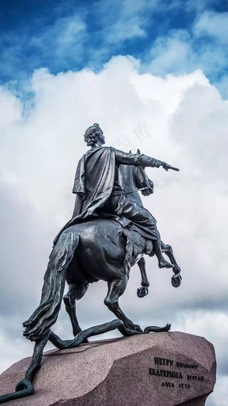 骑着马的雕塑高清摄影图片