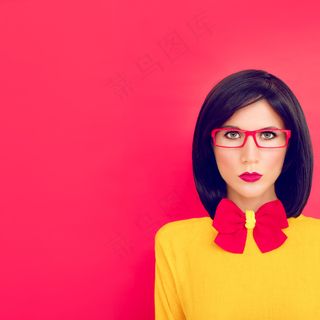 粉色背景与美女图片